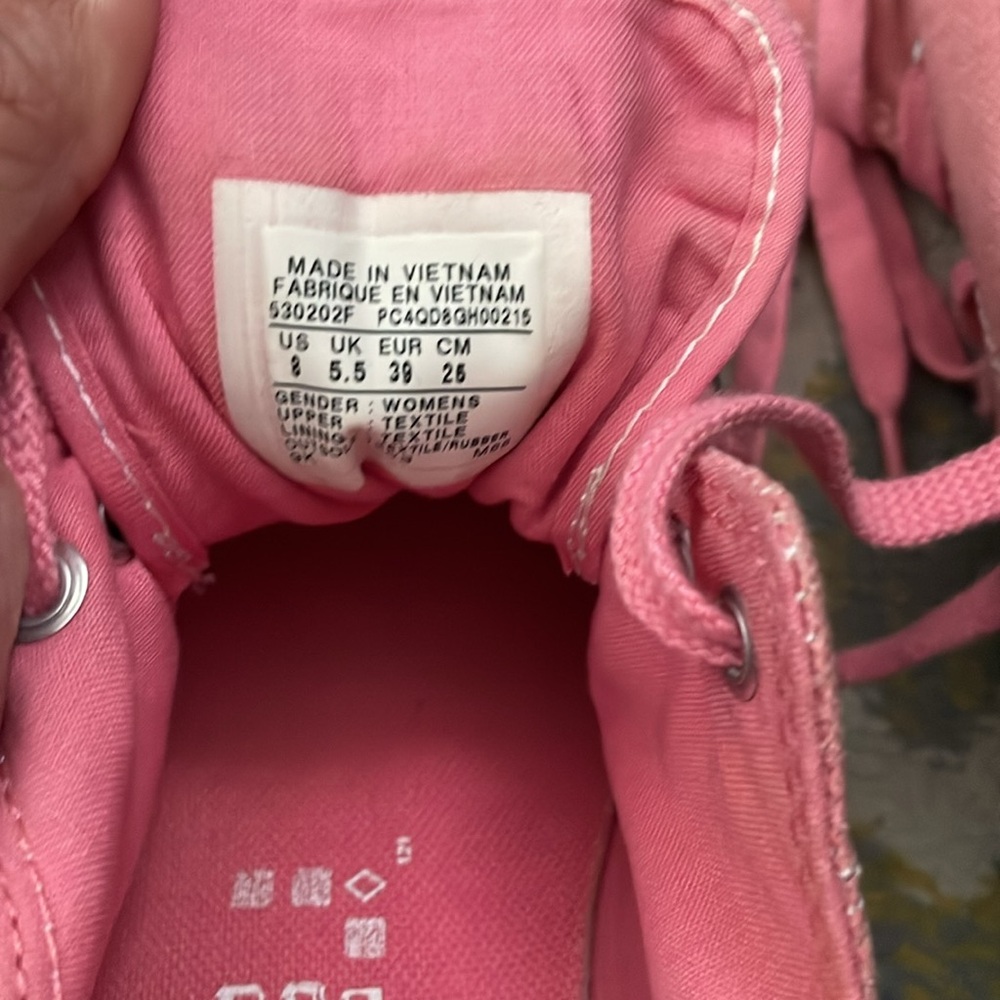 Pink Converse - Picture 4 of 5